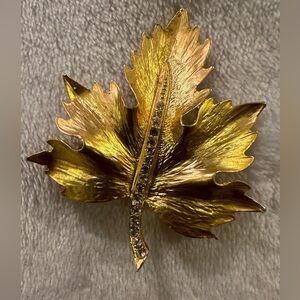 Vintage gold leaf & rhinestone pin. Excellent condition